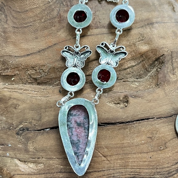 Garnet & rhodochrosite butterfly necklace with earrings - Picture 5 of 10